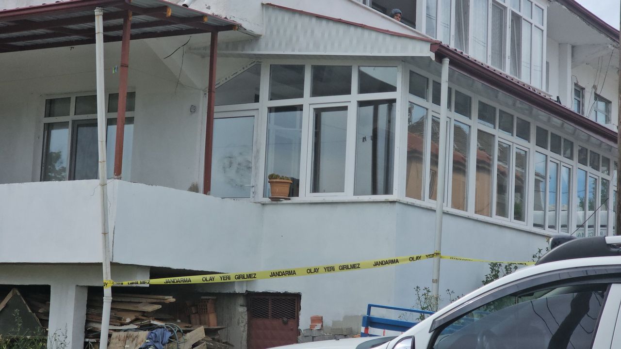 Bıçaklandığı ihbar edildi, genç adam evinde ölü bulundu: Kız arkadaşı gözaltında