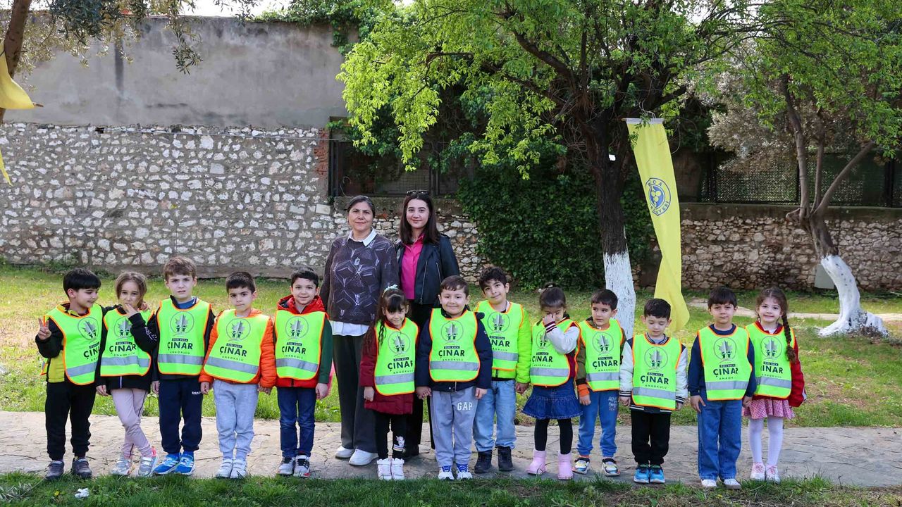 Bucalı minikler kütüphanede kitaplarla dolu bir gün geçirdi