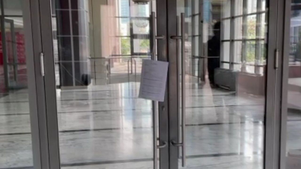 CHP Genel Merkezi’nin girişine asıldı: Karar resmen ilan edildi