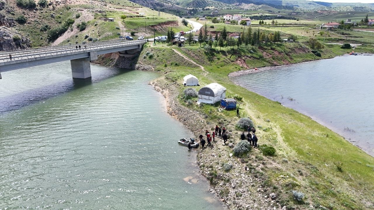 Irmağa düşen genç iki gündür aranıyor