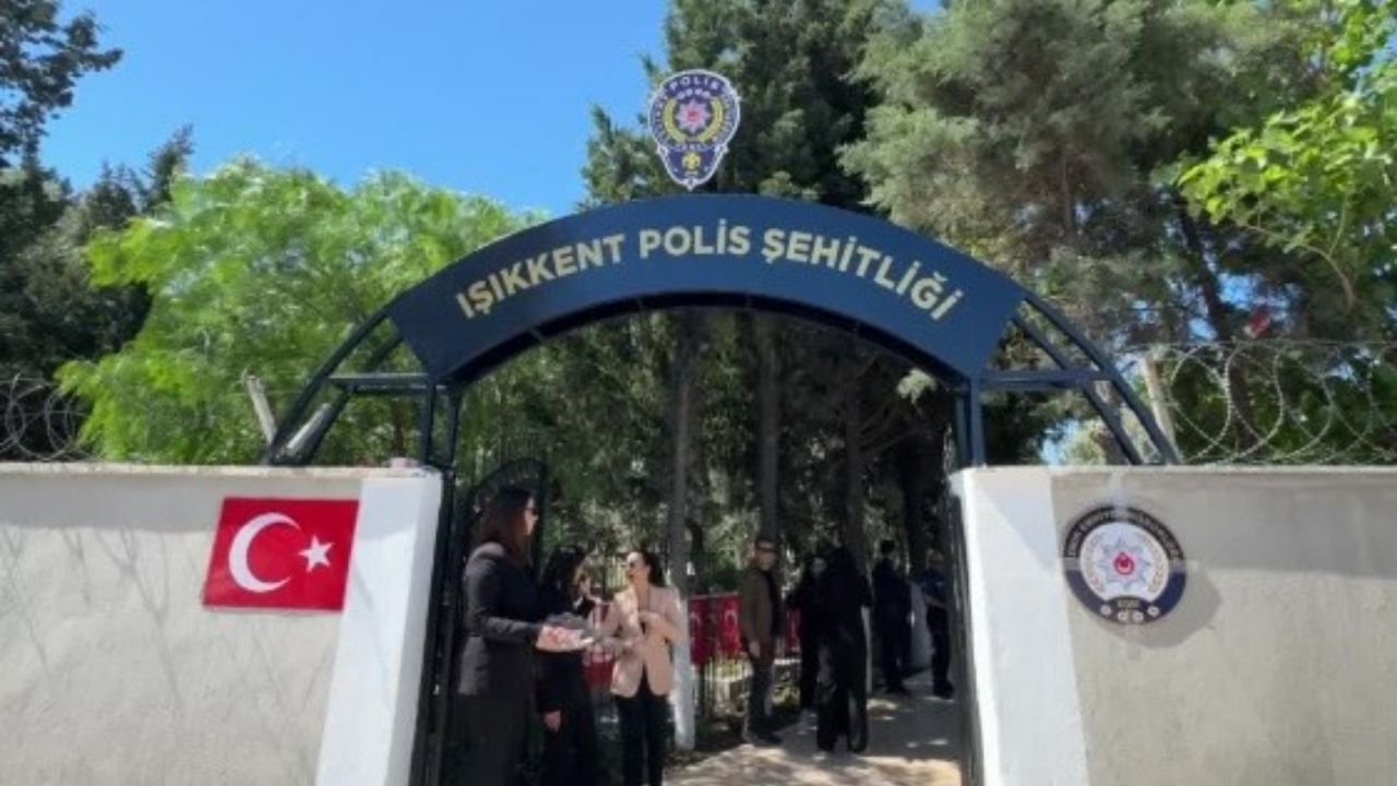 İzmir’de şehitlikte duygusal anlar! Aileler evlatlarının mezarları başında gözyaşı döktü, dualarla anıldı