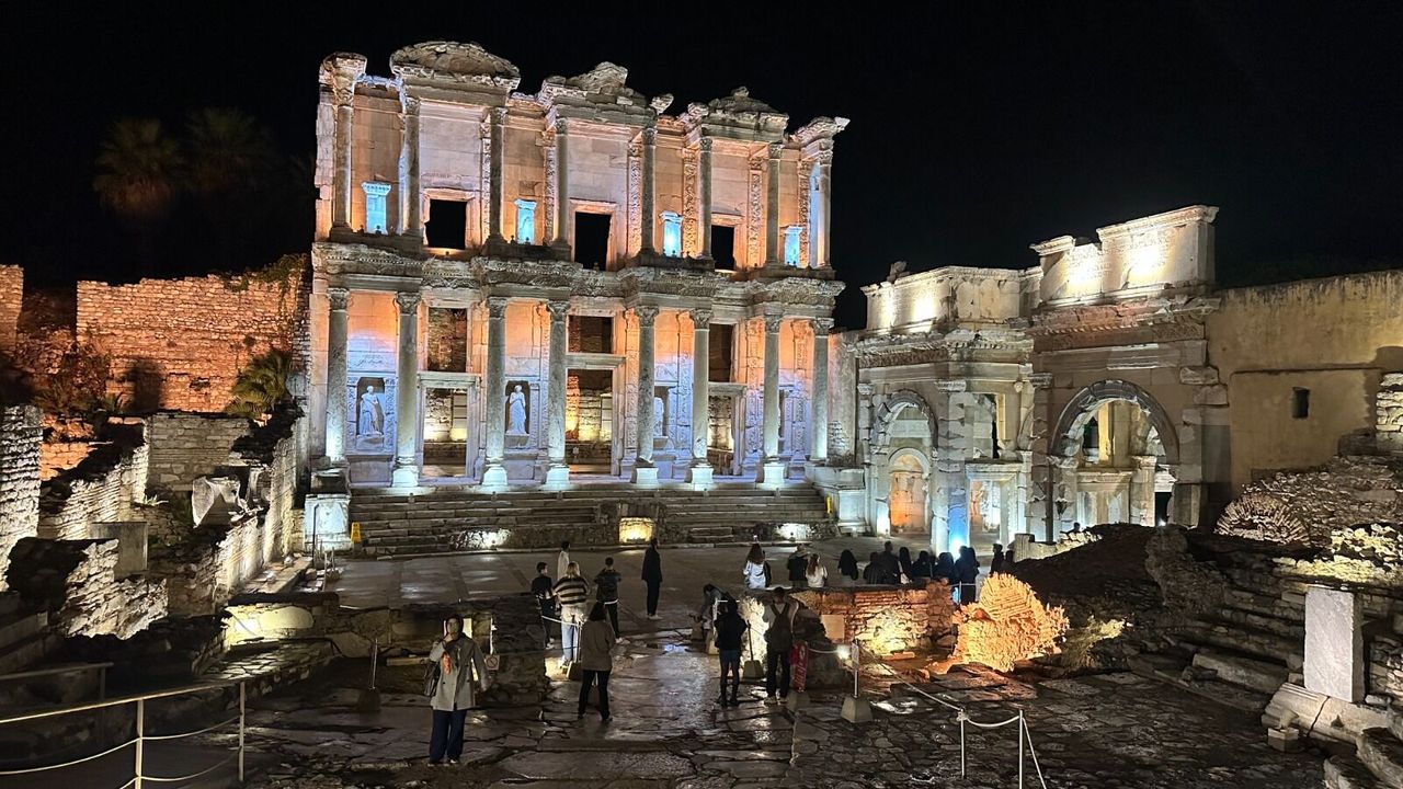 Efes Antik Kenti gece ziyaretlerine açıldı!