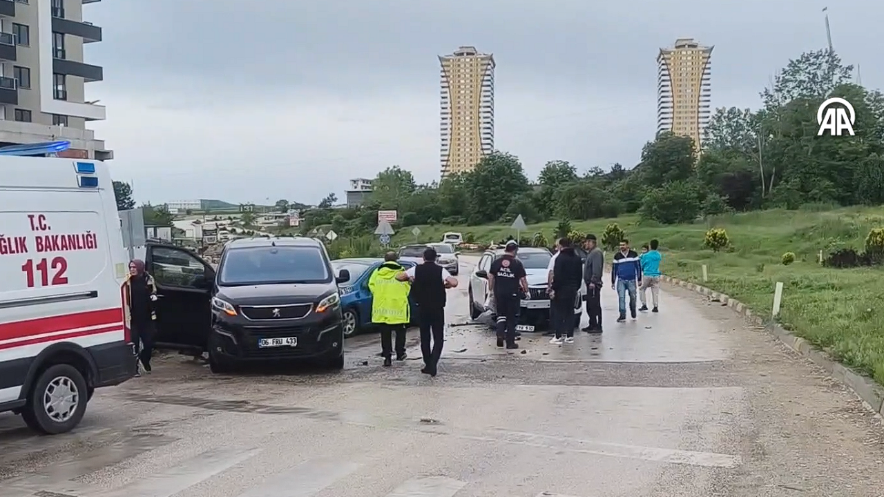 Sağanak yağışta yol kayganlaştı, zincirleme kazada çok kişi yaralandı