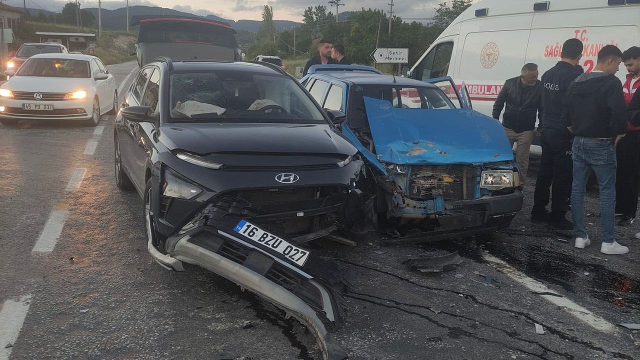Kütahya’da kavşakta kaza paniği!