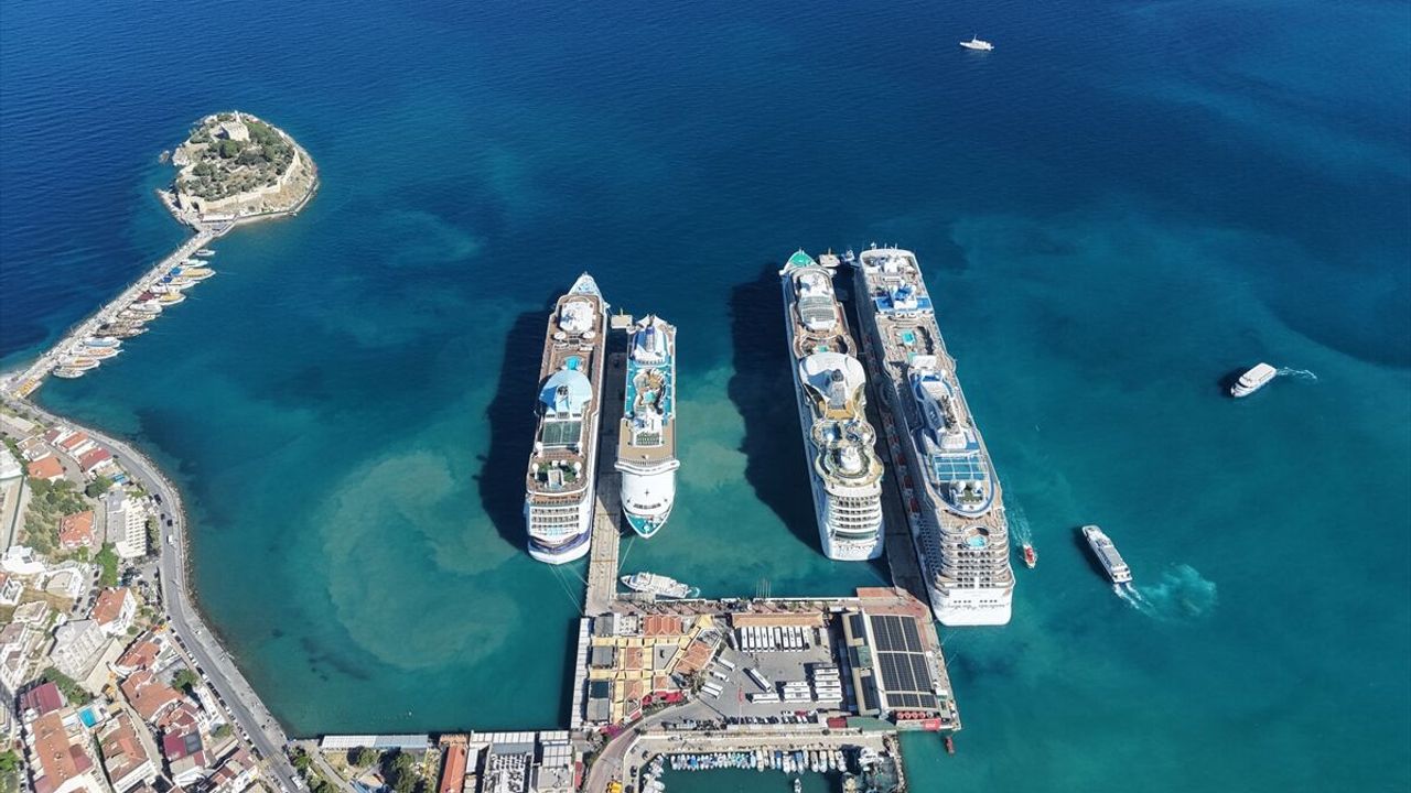 Kuşadası’nda kruvaziyer yoğunluğu! Bir günde 9 bini aşkın turist geldi