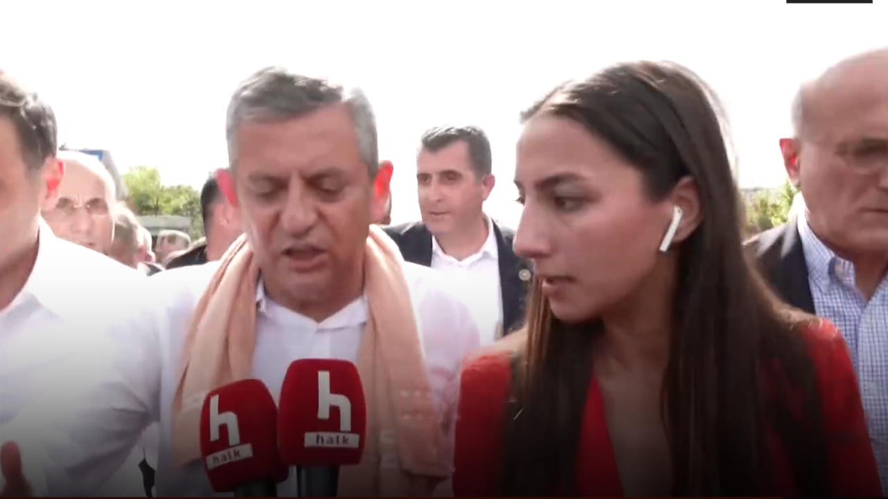Özgür Özel yüzlerce vatandaşla meclise yürüyor