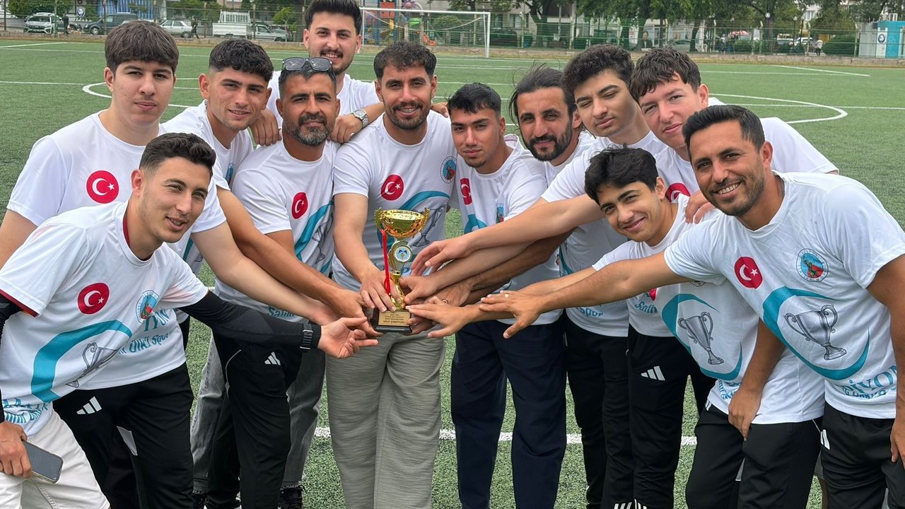 Salihli Ülküspor namağlup şampiyon olarak kupa aldı