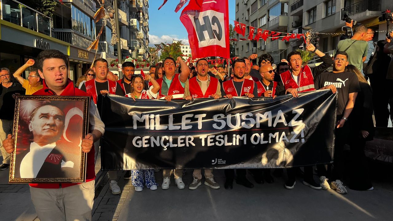 CHP İzmir’de “Hain Kemal” sloganları! “Özel gibi yırtıp atacağız”