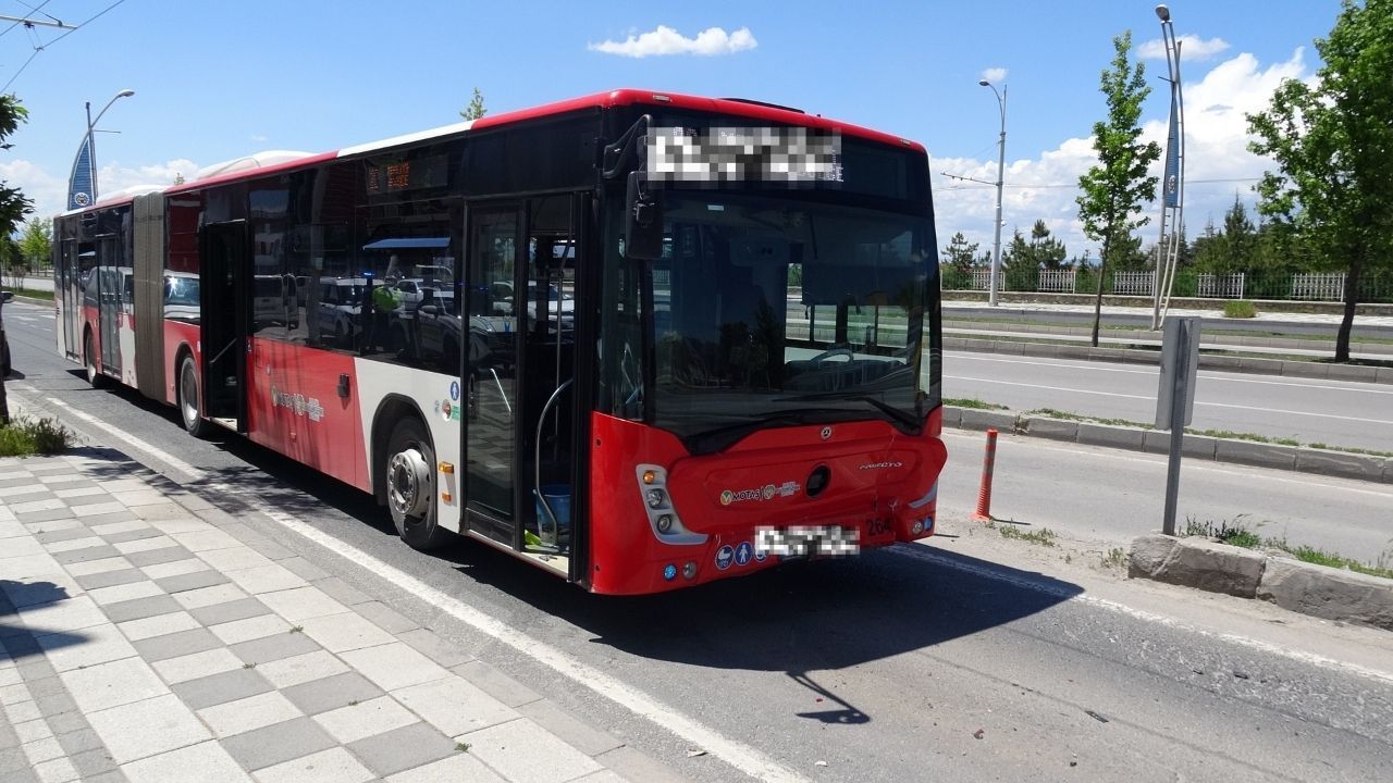 Yolcu otobüsü ile otomobil çarpıştı: Yaralılar var