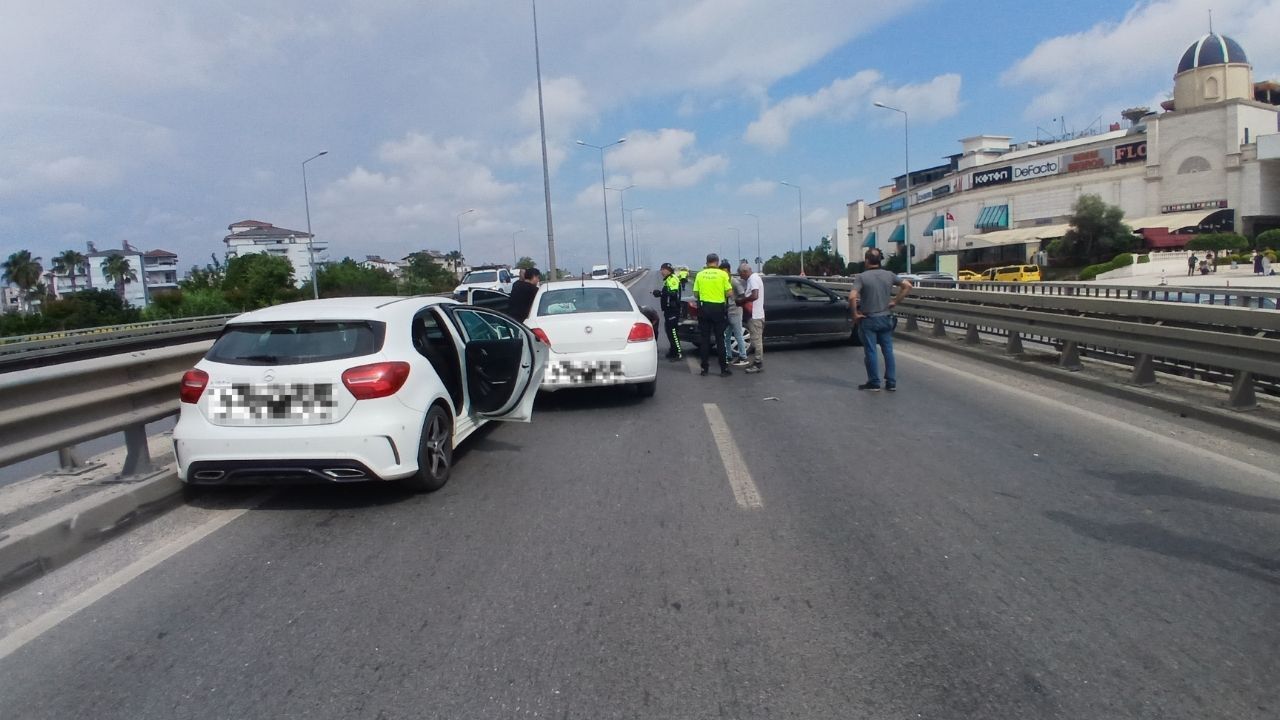 4 araç birbirine girdi: Yol saatlerce kapandı