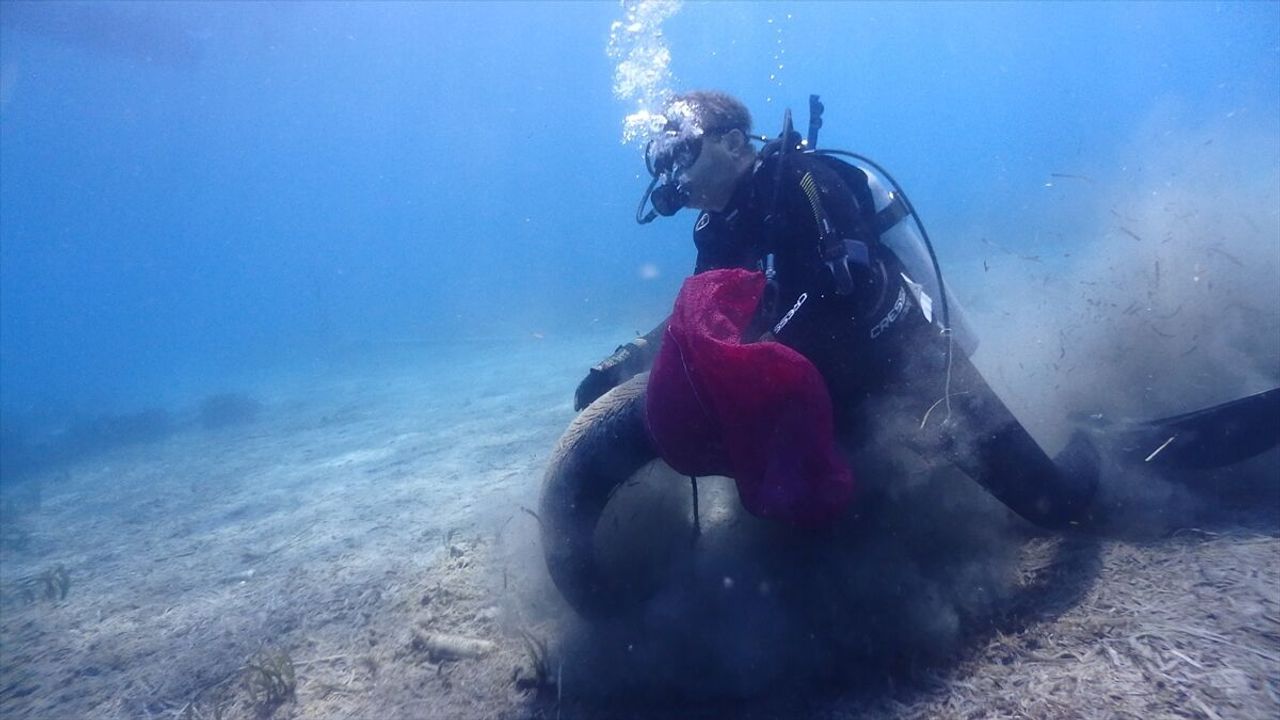 Gönüllü dalgıçlar Akyarlar’da deniz temizliği yapt