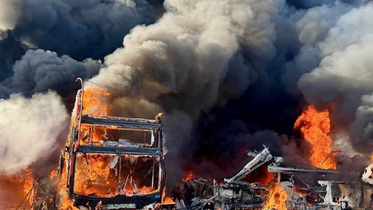Otobüs parkında yangın: 36 araç küle döndü