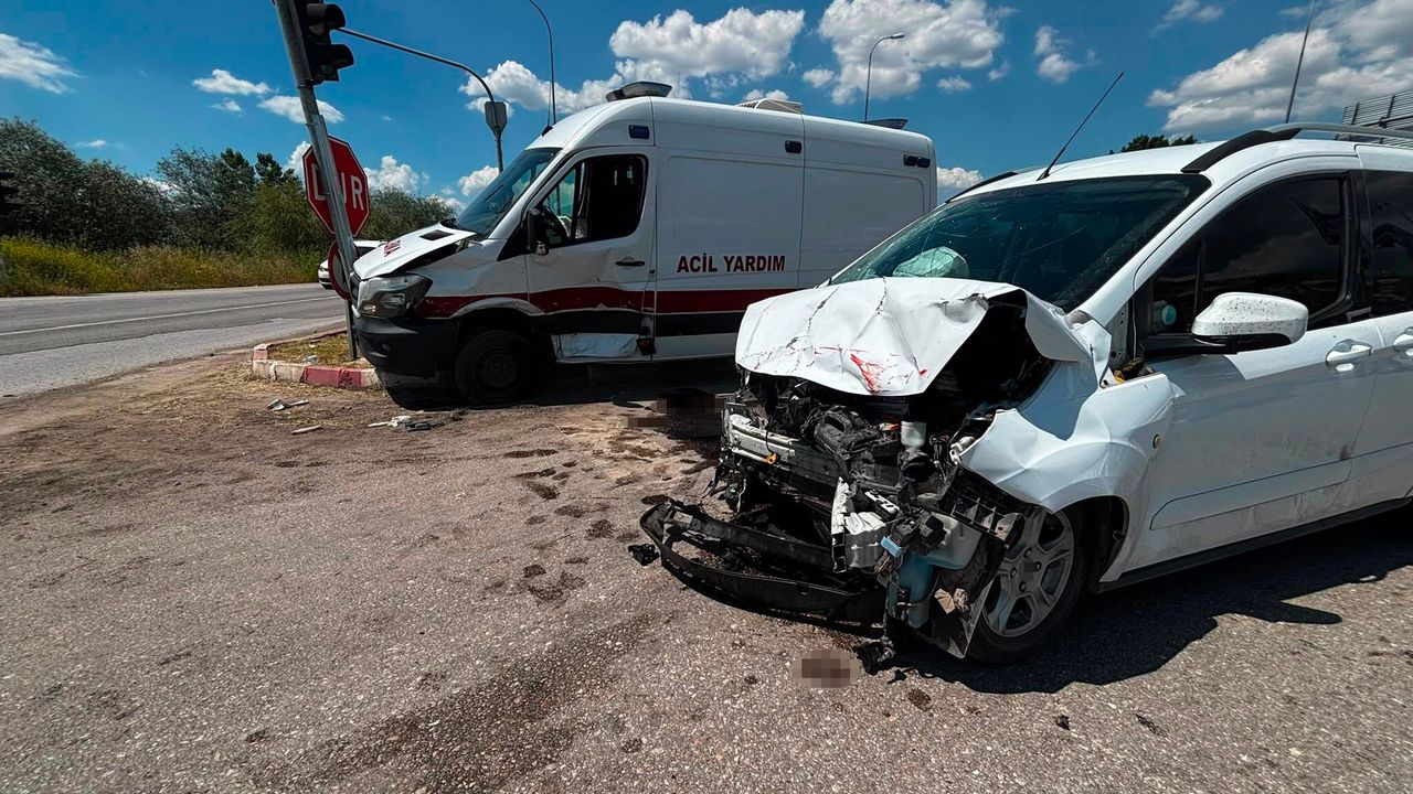 Kavşakta korkutan kaza: Ambulans ile hafif ticari araç çarpı