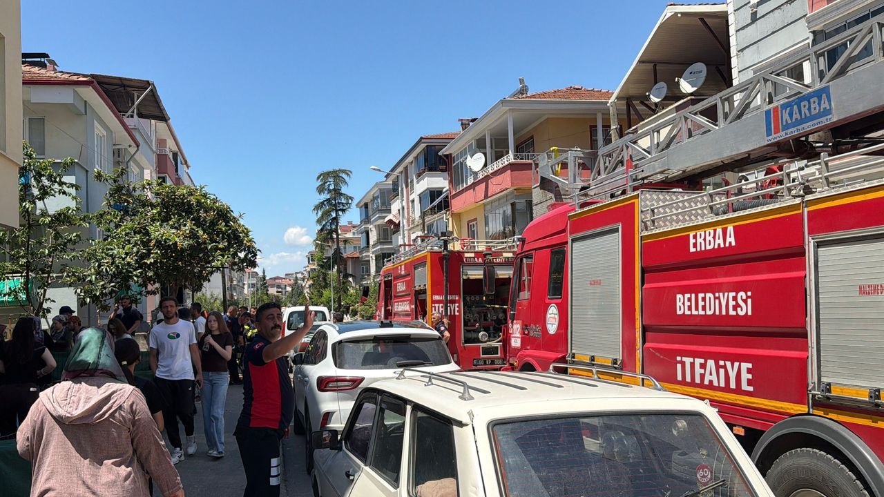 Alevlerin sardığı evden yaralı çıkarıldı, yaşlı adam yaşam s