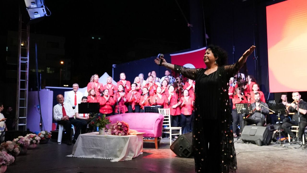 Aliağa’da halk müziği gecesi: Emel Taşçıoğlu sahne aldı