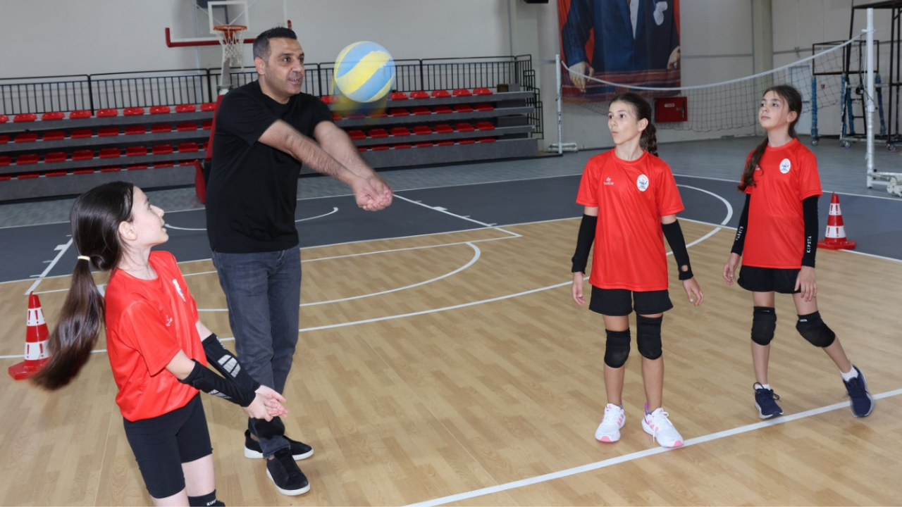 Çiğli’de spor salonu yenilendi! Başkan Yıldız sahaya inip vo