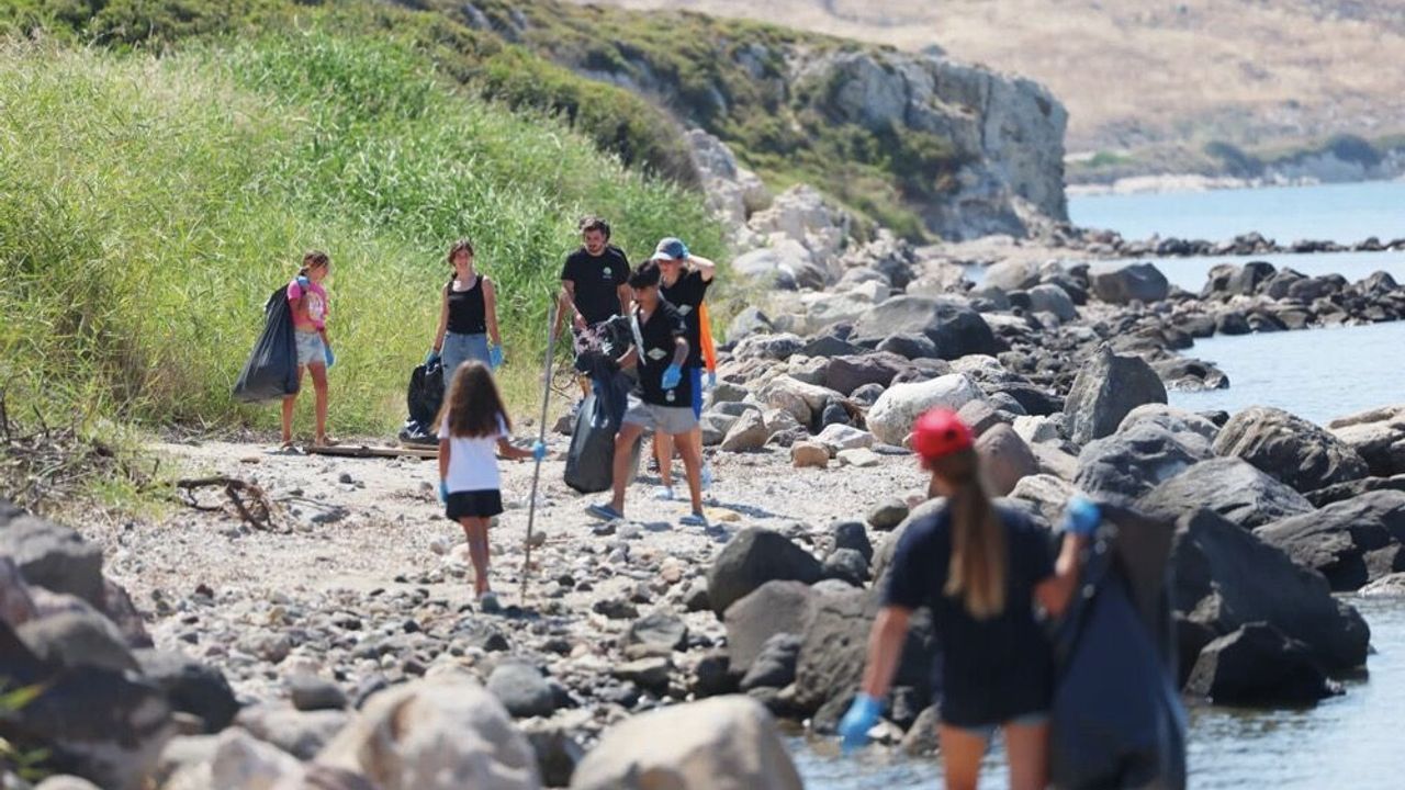 Çeşme’de iki koyda seferberlik: Atıklar tek tek toplandı