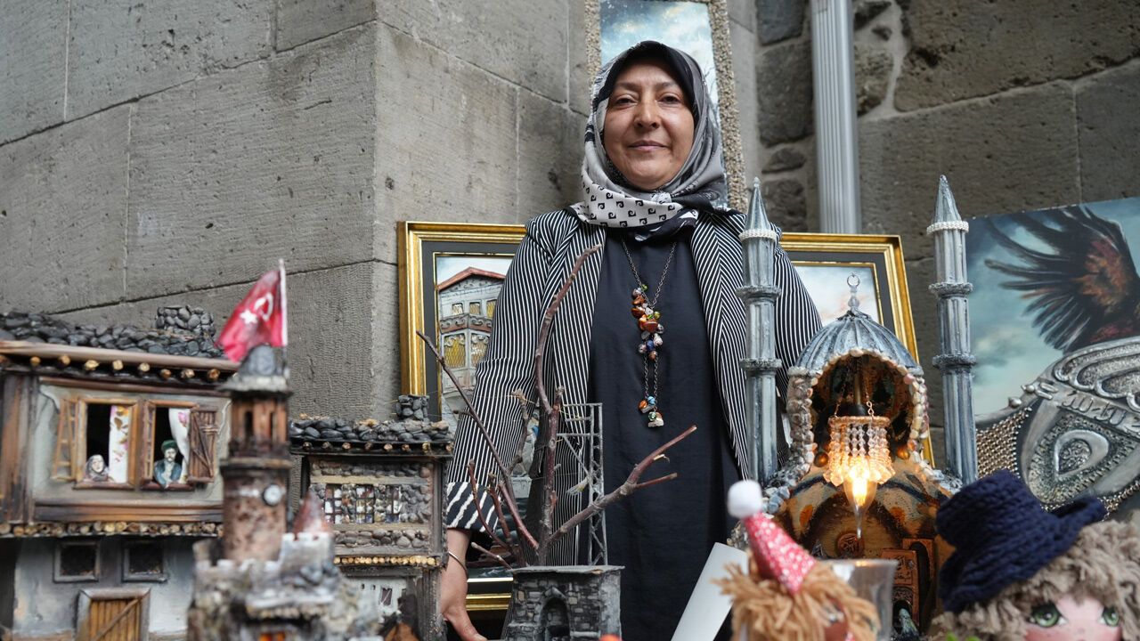 Çöpe gidecek malzemeleri sanat eserine dönüştürüyo