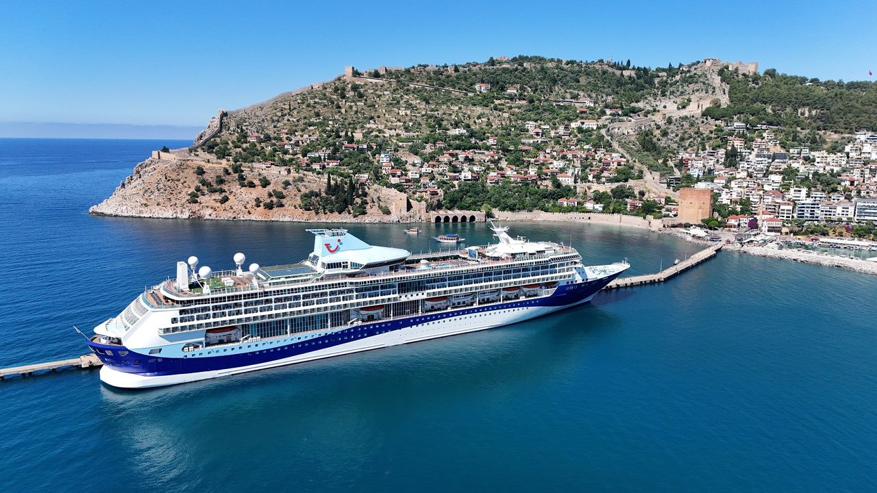 Dev kruvaziyer demir attı! Binlerce turist ilçeye akın etti