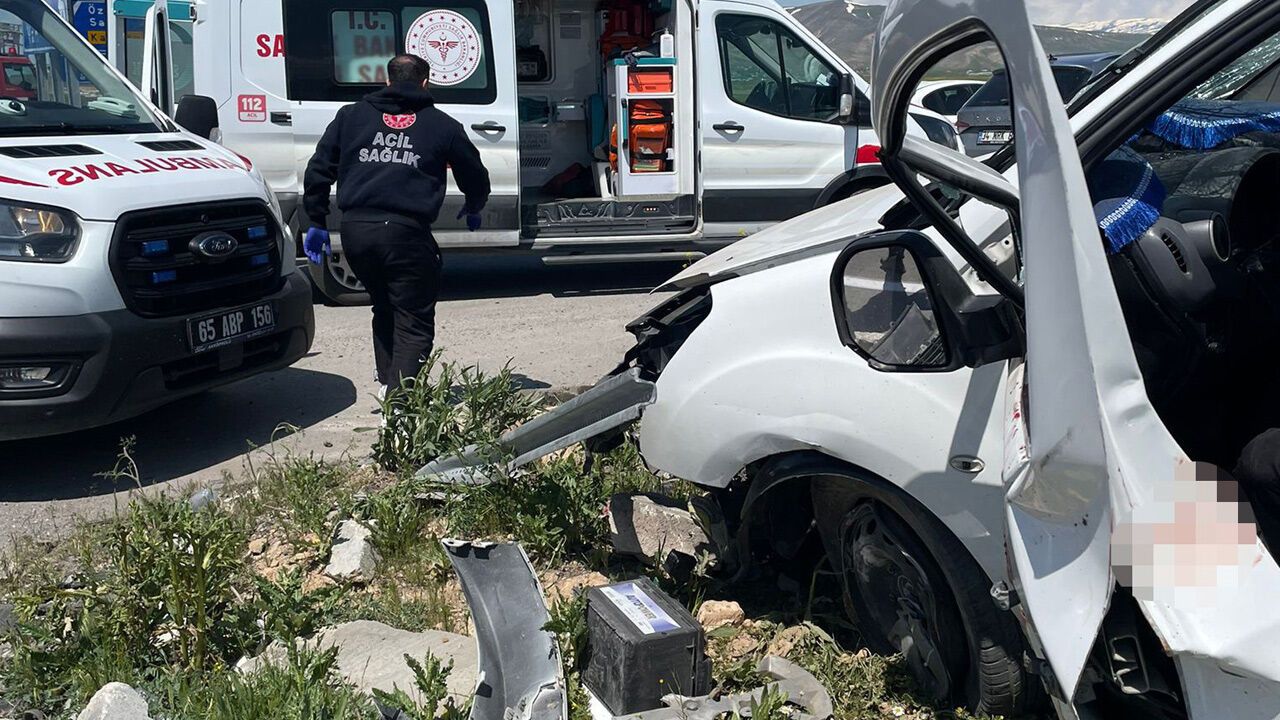 Feci kaza: İki otomobil çarpıştı, 4 kişi hayatını kaybetti