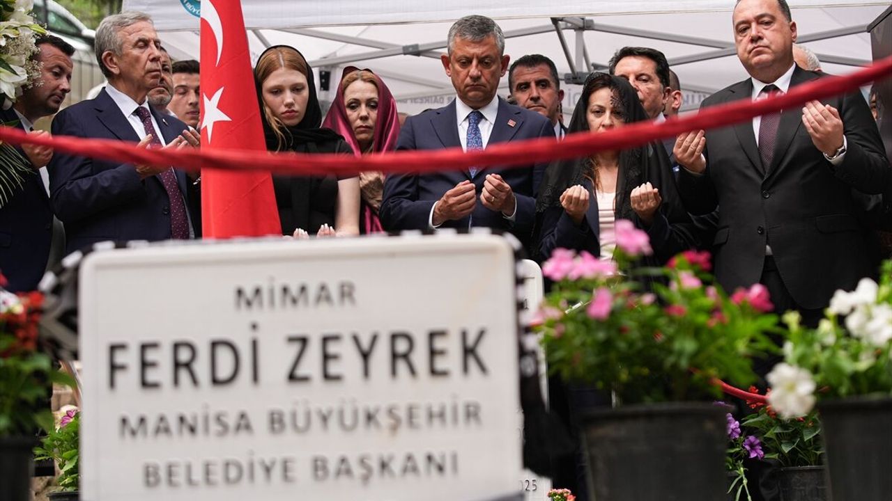 Manisa, Ferdi Zeyrek’i unutmadı! Mevlit okutuldu, kabri ziya