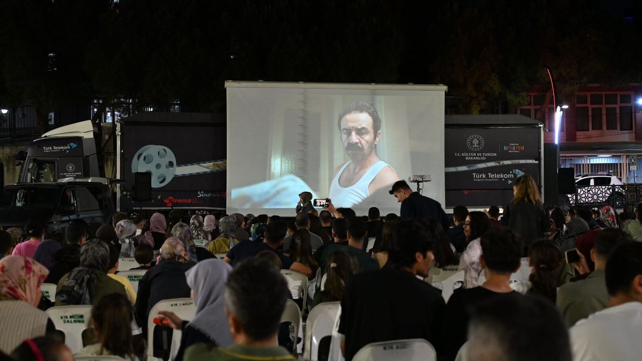 Gezen sinema TIR'ı Demirci’de: Açık hava etkinliğine yoğun i