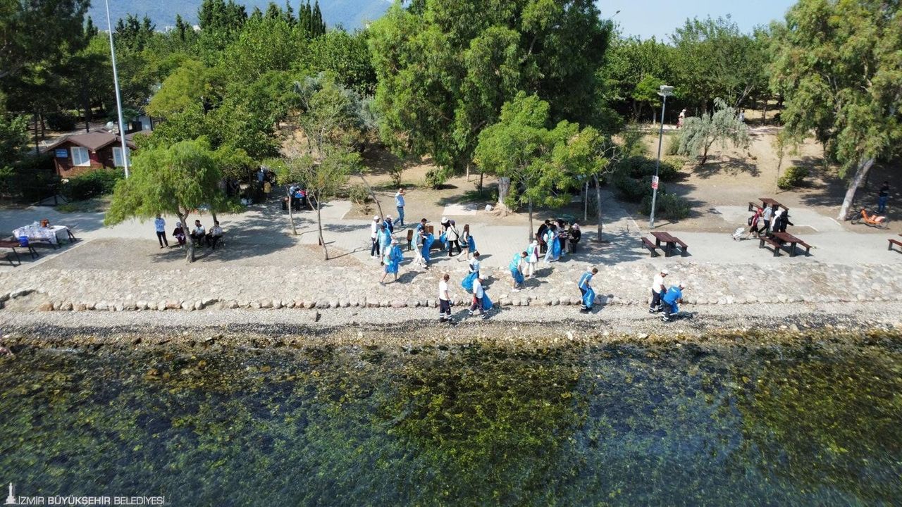 İzmir’de çocuk oyun alanları temizleniyor: Gönüllüler bu kez