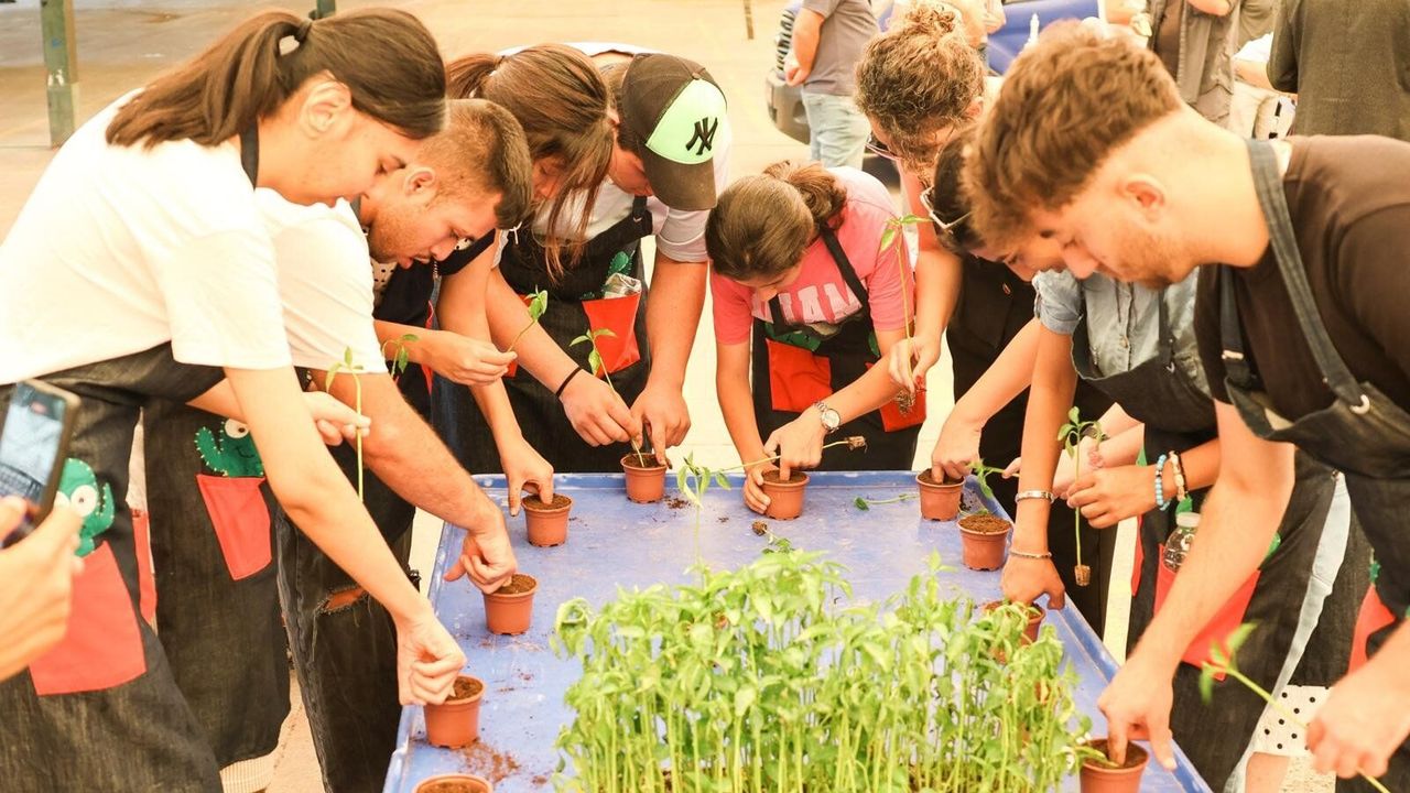 İzmir’de mutfak atıkları toprağa dönüştü! 7’den 70’e herkes 