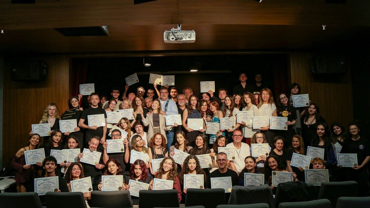 İzmir’de ücretsiz sanat eğitimleri tamamlandı: Yetişkin grup