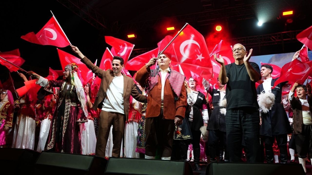 Kemalpaşa’da 53. Altın Kiraz Festivali rekor katılımla tamam