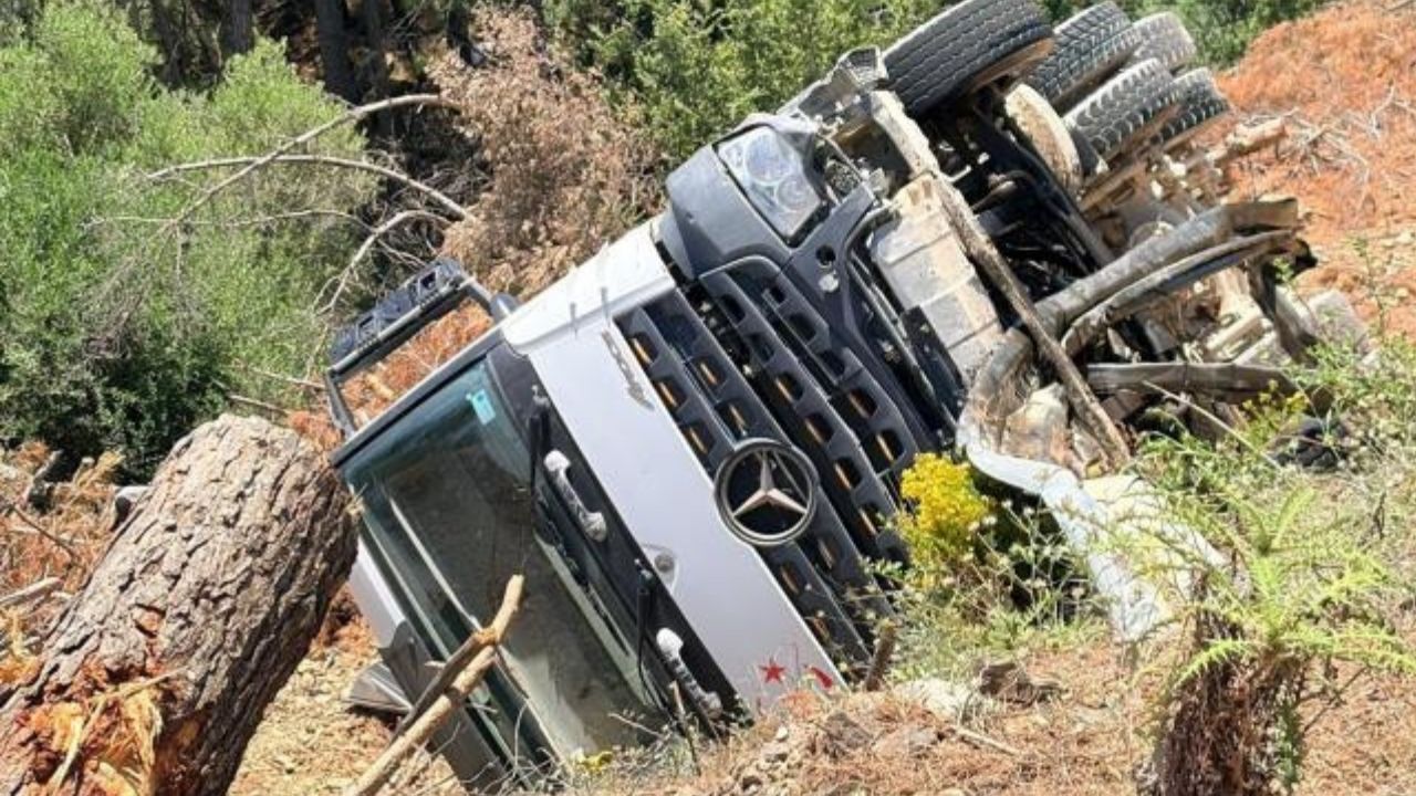 Muğla’da  korkutan kaza! Kamyon uçuruma yuvarlandı