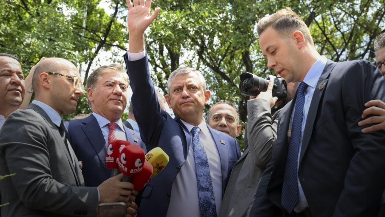 Özgür Özel, mecliste grup toplantısında konuşuyor!