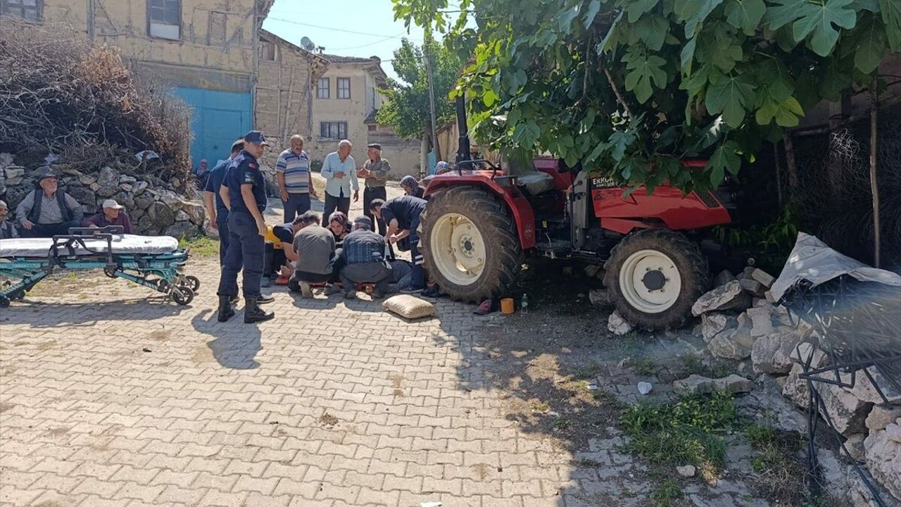 Seyir halindeki traktörden düştü: Yaşlı adam hayatını kaybet