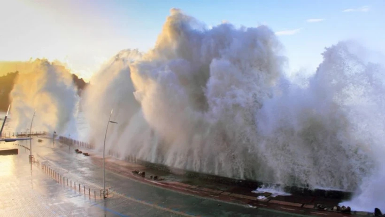 Pasifik Alarmda! Dev depremin tetiklediği tsunami 