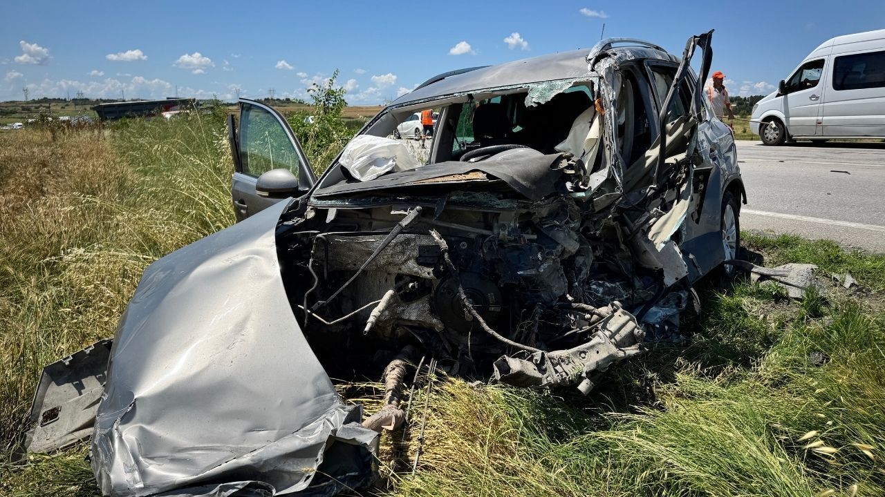 Tır ile SUV çarpıştı, araç tarlaya uçtu: 1 kişi hayatını kay