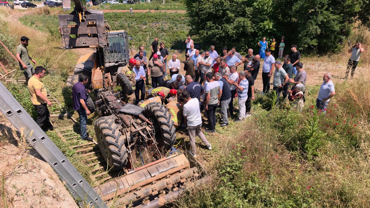 Traktör devrildi, sürücü altında sıkıştı: Mahalle muhtarı sü