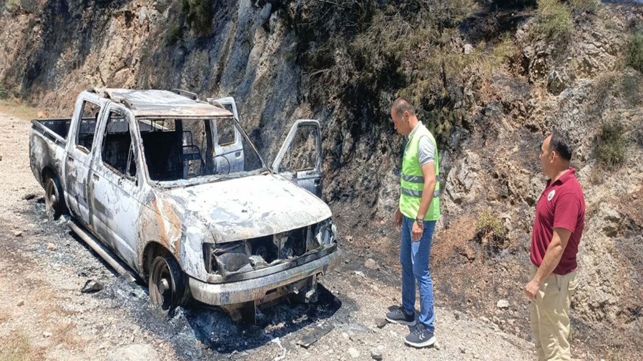 Seyir halindeki kamyonet alev aldı, ormana sıçradı
