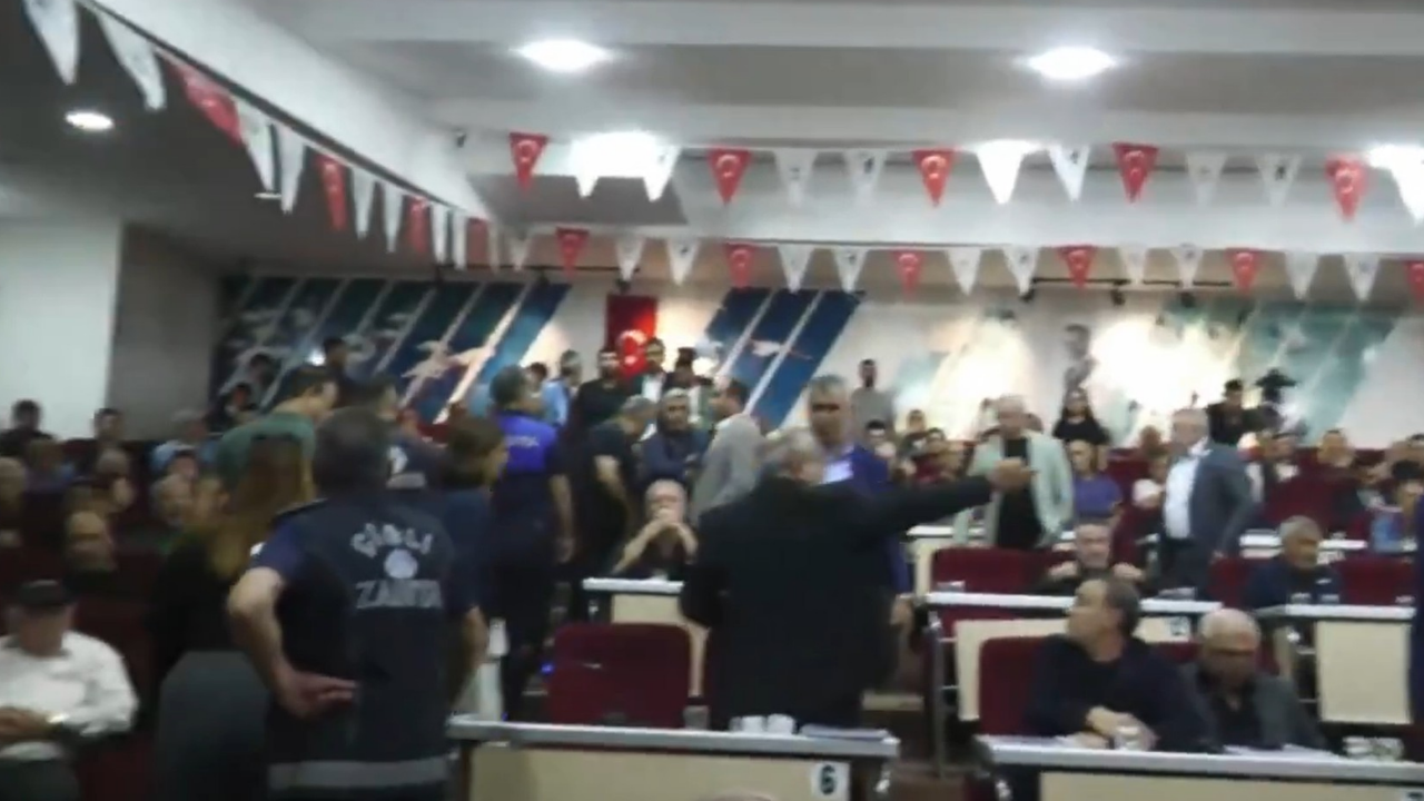 Çiğli'de gergin anlar! Mecliste Yıldız'a su şişesi fırlatıldı