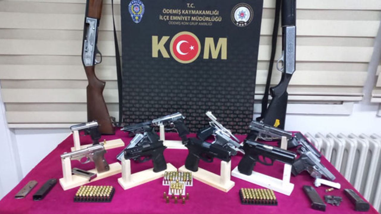İzmir'de çok sayıda kurusıkıdan bozma tabanca ele geçirildi: 3 gözaltı
