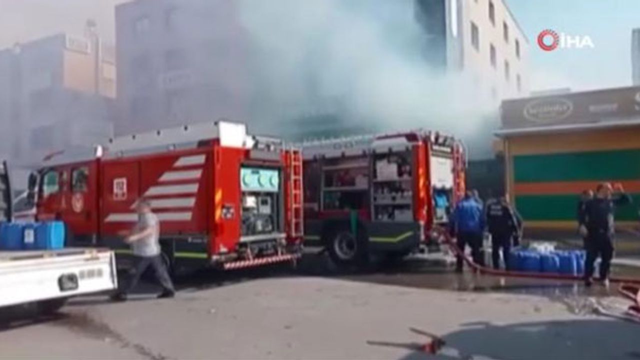 İzmir'de iş yeri deposunda yangın çıktı