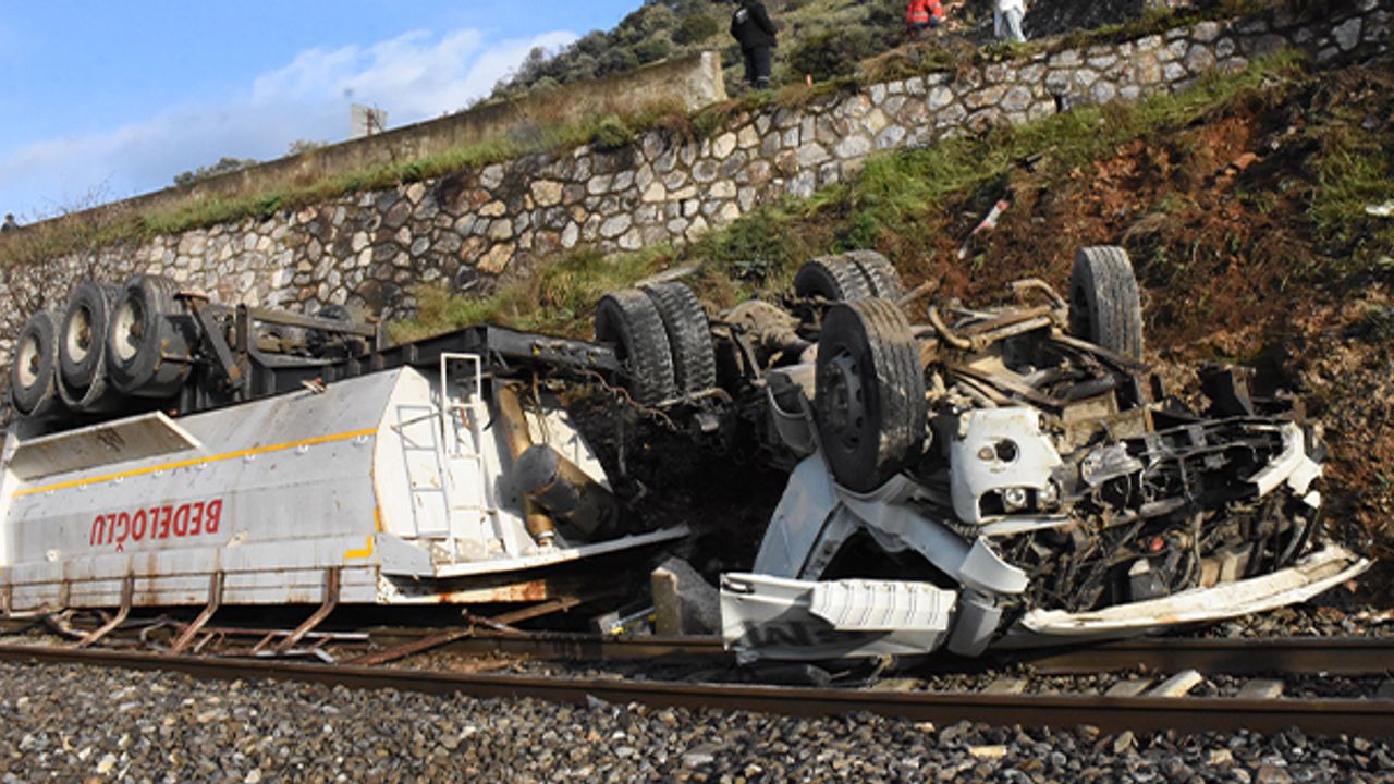 Demir yoluna devrilen kamyonun sürücüsü öldü