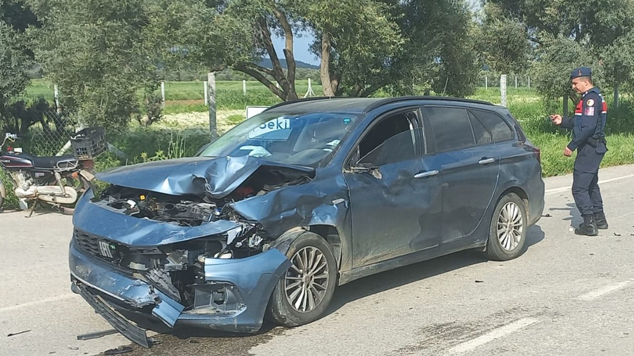 İzmir'de feci kaza! Otomobille çarpışan motosikletteki 2 çocuk yaralandı