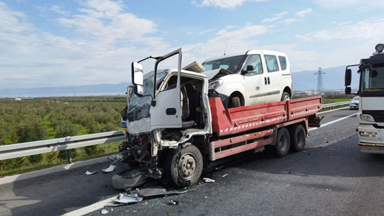 Otoyolda çekici kamyonete çarptı: 2 yaralı