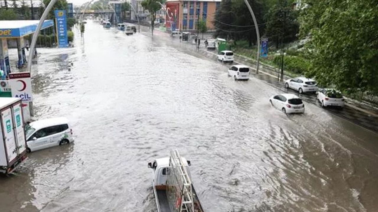 Başkent’te sağanak yağış etkili oldu