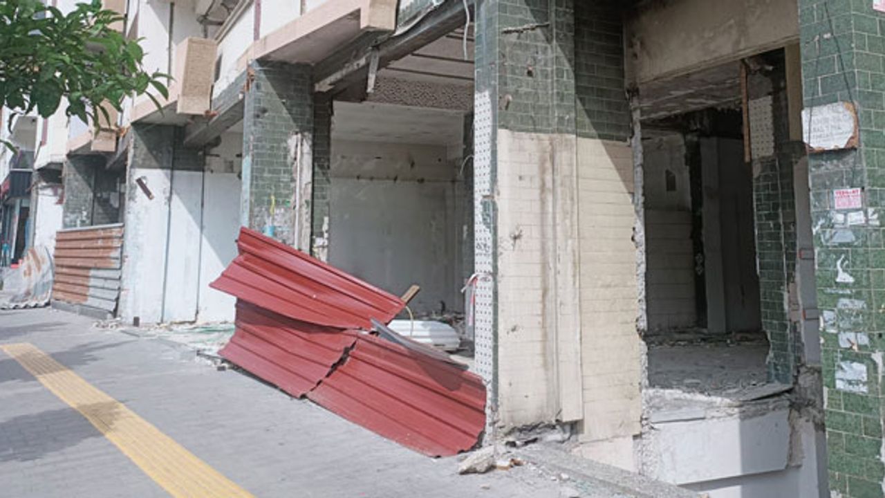 İzmir'de deprem sonrası boşaltılan bina tehlike saçıyor... Mahalle sakinleri isyan etti