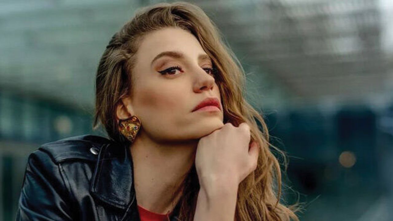 Oy kullanan Serenay Sarıkaya, kombin fiyatıyla dikkat çekti - Ege Telgraf