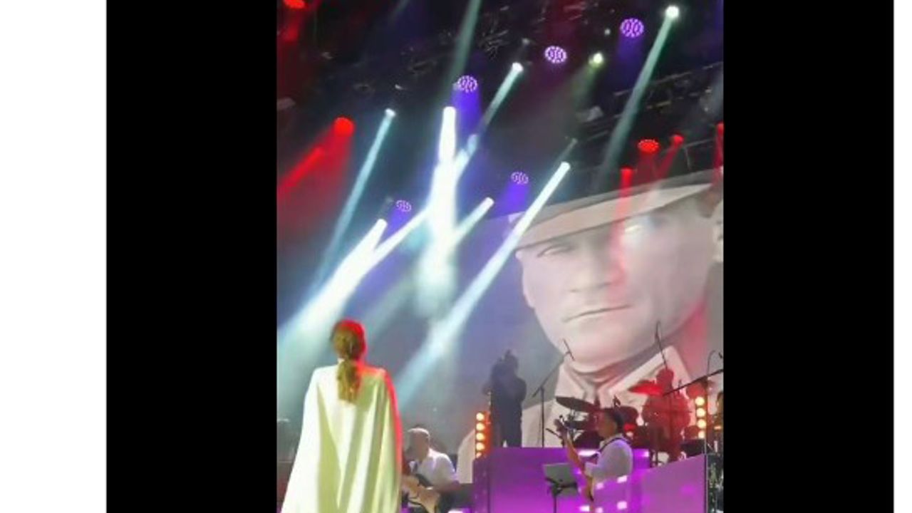 "Seni Yazdım" şarkısını Atatürk'ün fotoğrafına bakarak söyleyen Funda Arar, dakikalarca ayakta alkışlandı