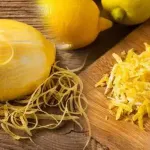 Limon kabuğunu çöpe atanlar pişman olacak! Balık ve soğan kokusunu bıçak gibi kesiyor: Kötü kokuları yok eden formül