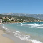 Ne Çeşme ne Urla! İzmir’de metrelerce kum, sığ deniz: Çocuklu aileler buraya çünkü şemsiyeler bile ücretsiz