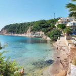 Ne Çeşme ne Urla! İzmir’e yakın bu plajda rüzgar esse bile denizi sakin: Dalgasız ve berrak suyuyla masmavi Ege koyu